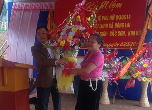 Đồng chí Bùi Hải Quang, Giám đốc Sở KH&ĐT tặng hoa chúc mừng chủ nhiệm HTX dệt thổ cẩm Vọng Ngàn, Bùi Thị Lan Phương. Ảnh: B.M

